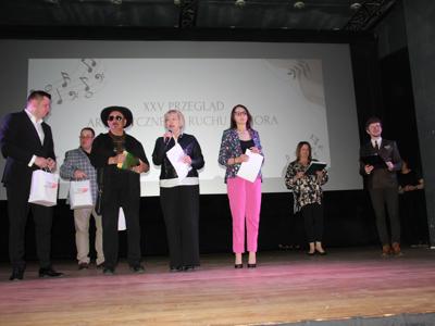 Zdjęcie przestawia członków Jury, Starostę Łódzkiego Wschodniego, dyrektora MOK oraz laureatów w kategorii solista/duet/gawędziarz pozujących do pamiątkowego zdjęcia podczas XXIV Przeglądu ARS 2025