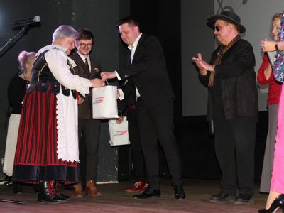 Zdjęcie przestawia Starostę Łódzkiego Wschodniego oraz członków Jury wręczających nagrody laureatom w kategorii solista/duet/gawędziarz XXIV Przeglądu ARS 2025