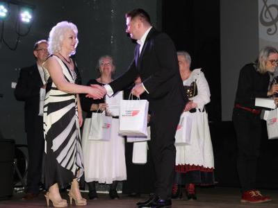 Zdjęcie przestawia Starostę Łódzkiego Wschodniego wręczającego nagrodę laureatom w kategorii solista/duet/gawędziarz XXIV Przeglądu ARS 2025