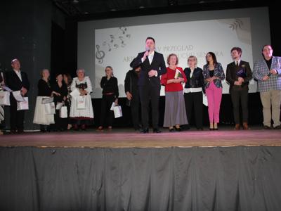 Zdjęcie przestawia członków Jury, Starostę Łódzkiego Wschodniego, dyrektora MOK oraz laureatów w kategorii solista/duet/gawędziarz pozujących do pamiątkowego zdjęcia podczas XXIV Przeglądu ARS 2025