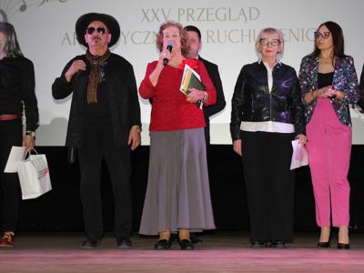 Zdjęcie przestawia członków Jury, Starostę Łódzkiego Wschodniego, dyrektora MOK oraz laureatów w kategorii solista/duet/gawędziarz pozujących do pamiątkowego zdjęcia podczas XXIV Przeglądu ARS 2025