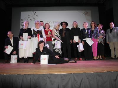 Zdjęcie przestawia członków Jury, Starostę Łódzkiego Wschodniego, dyrektora MOK oraz laureatów w kategorii solista/duet/gawędziarz pozujących do pamiątkowego zdjęcia podczas XXIV Przeglądu ARS 2025