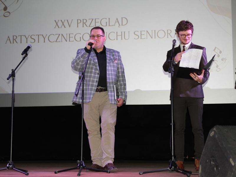Zdjęcie dyrektora MOK oraz prowadzącego przegląd rozpoczynających uroczystość na scenie