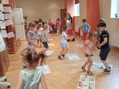 Zabawy ruchowe z gazetą