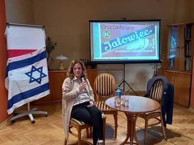 Dina siedząca na krześle i opowiadająca swoją historię
