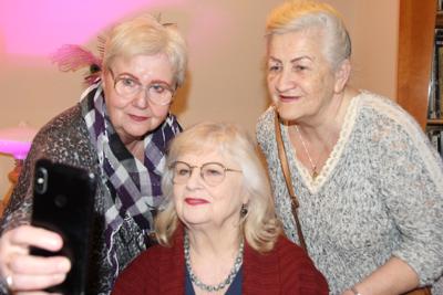 Stanisława Celińska pozuje z uczestniczkami spotkania