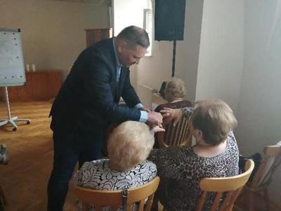Burmistrz pokazujący jak na palcach obliczyć tabliczkę mnożenia