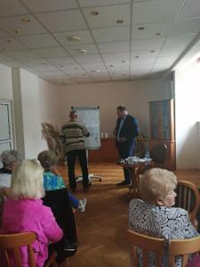 Rozwiązywanie zadań przy tablicy przez seniorów