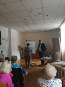 Rozwiązywanie zadań przy tablicy przez seniorów