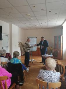 Rozwiązywanie zadań przy tablicy przez seniorów