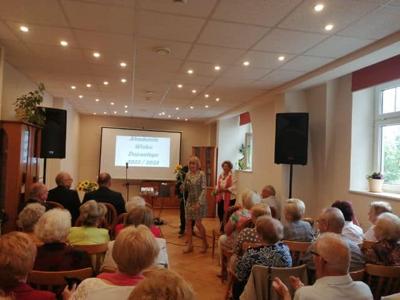 Wręczenie kwiatów i podziękowań dla wykładowców
