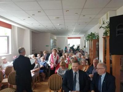 Burmistrz i Przewodniczący Rady Powiatu oraz słuchacze AWD i zaproszeni goście podczas zakończenia roku akademickiego 2022/2023