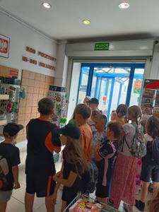 Grupa dzieci z wizytą na Poczcie Polskiej