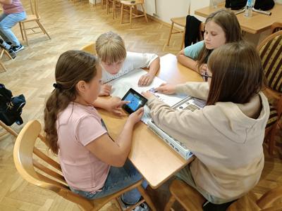 Dzieci programują na tabletach robota w Scottie go