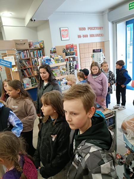 Grupa dzieci z wizytą na Poczcie Polskiej w Koluszkach