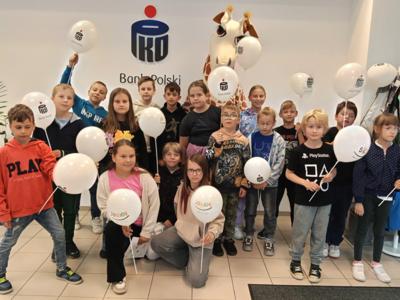 Grupa dzieci w Banku Polskim w Koluszkach