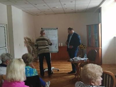 Rozwiązywanie zadań przy tablicy przez seniorów