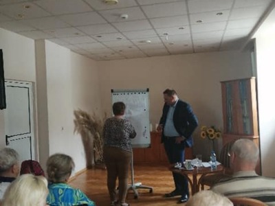 Rozwiązywanie zadań przy tablicy przez seniorów