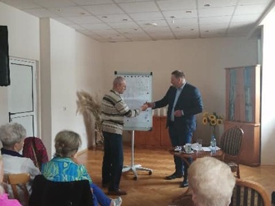 Rozwiązywanie zadań przy tablicy przez seniorów