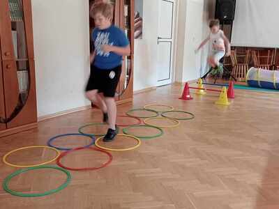 Dwóch chłopców przeskakujących przeszkody