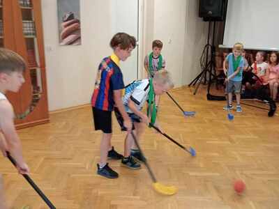 Grupa chłopców grająca w mini hokeja