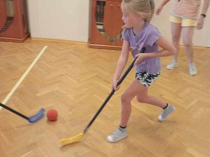 Dziewczynka grająca w mini hokeja