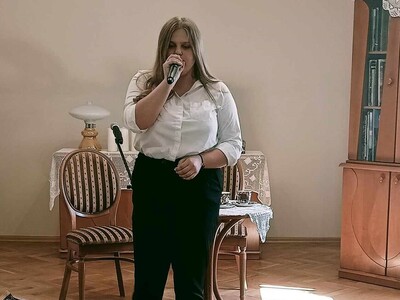 Dziewczyna śpiewająca