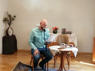 Pan czytający Nad Niemnem