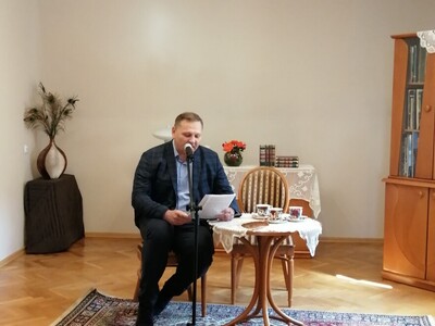 Burmistrz Koluszek Waldemar Chałat czytający Nad Niemnem