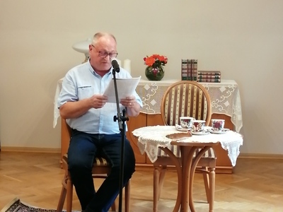 Pan  czytający Nad Niemnem