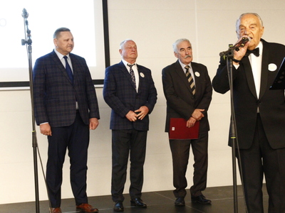 Na scenie: dr Kazimierz Zawadzki, starosta powiatu łódzkiego wschodniego Andrzej Opala ,burmistrz Koluszek Waldemar Chałat, Ryszard Hadała