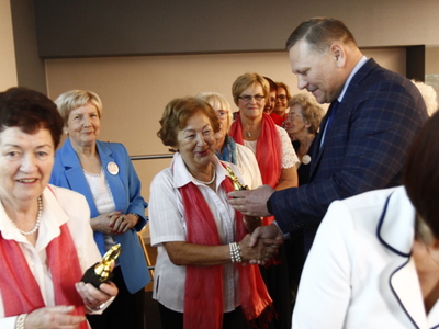 Burmistrz Koluszek Waldemar Chałat wręcza pamiątkowe statuetki studentom 
