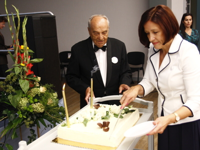 Anna Szostak i dr Kazimierz Zawadzki kroją tort