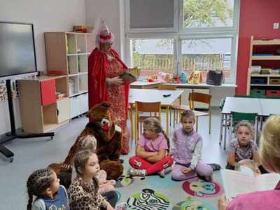 Grupa dzieci słuchająca bajki