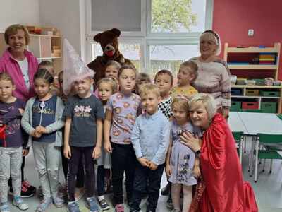 Dzieci z misiem i Paniami które czytały bajki