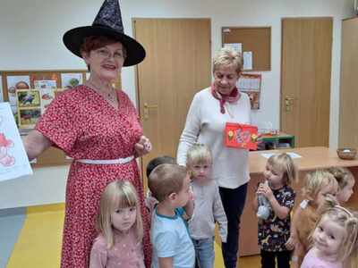 Panie pokazujące piękną laurkę wykonaną przez dzieci