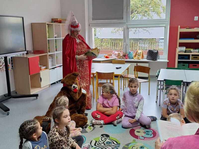 Grupa dzieci słuchająca bajki