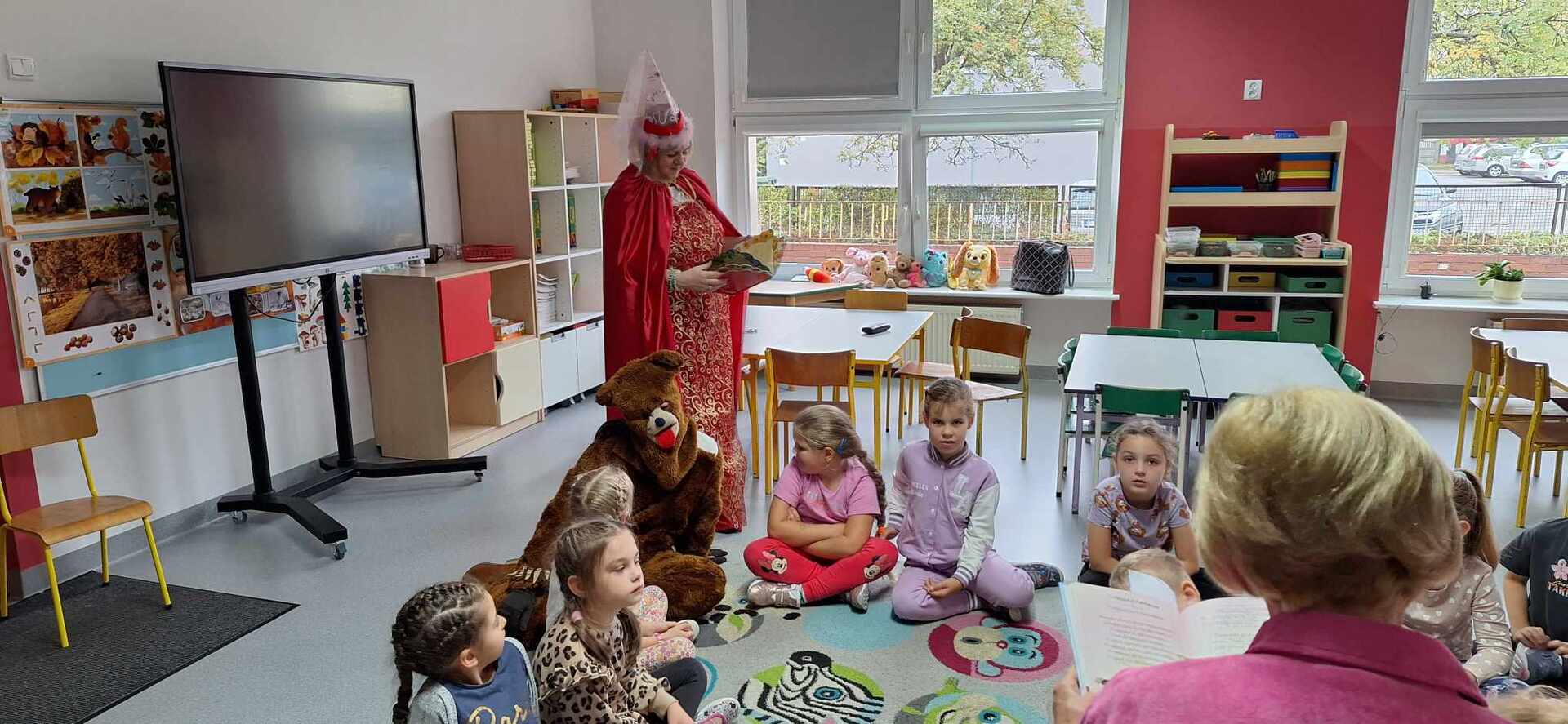 Grupa dzieci słuchająca bajki