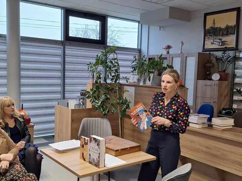 Prezentacja nowości zakupionych do biblioteki w Rzgowie