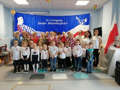 Grupa dzieci wraz z seniorami po występie