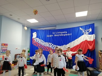 Dzieci prezentują swój występ