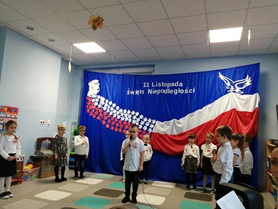 Dzieci prezentują swój występ