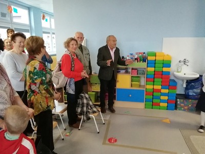 Grupa seniorów dziękująca dzieciom za występ