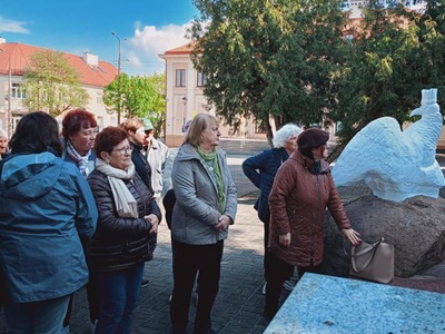 Grupa seniorów na wycieczce w Łęczycy