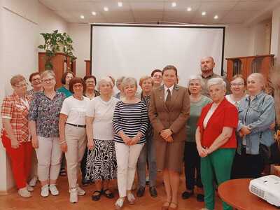 Grupa seniorów z leśnikami na wspólnym zdjęciu