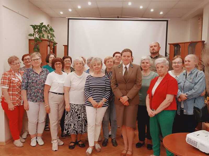 Grupa seniorów z leśnikami na wspólnym zdjęciu