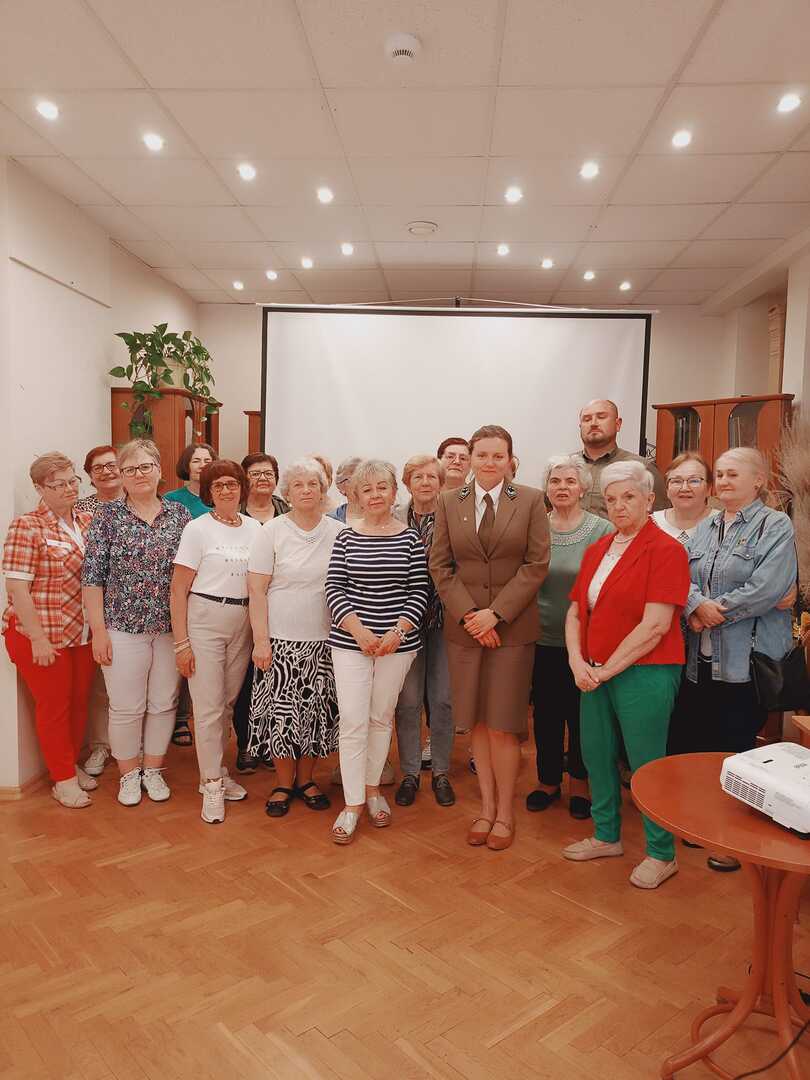Grupa seniorów z leśnikami na wspólnym zdjęciu