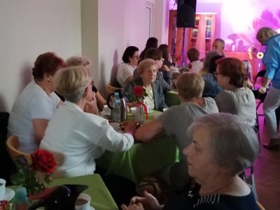 Grupa ludzi siedząca przy stoliku