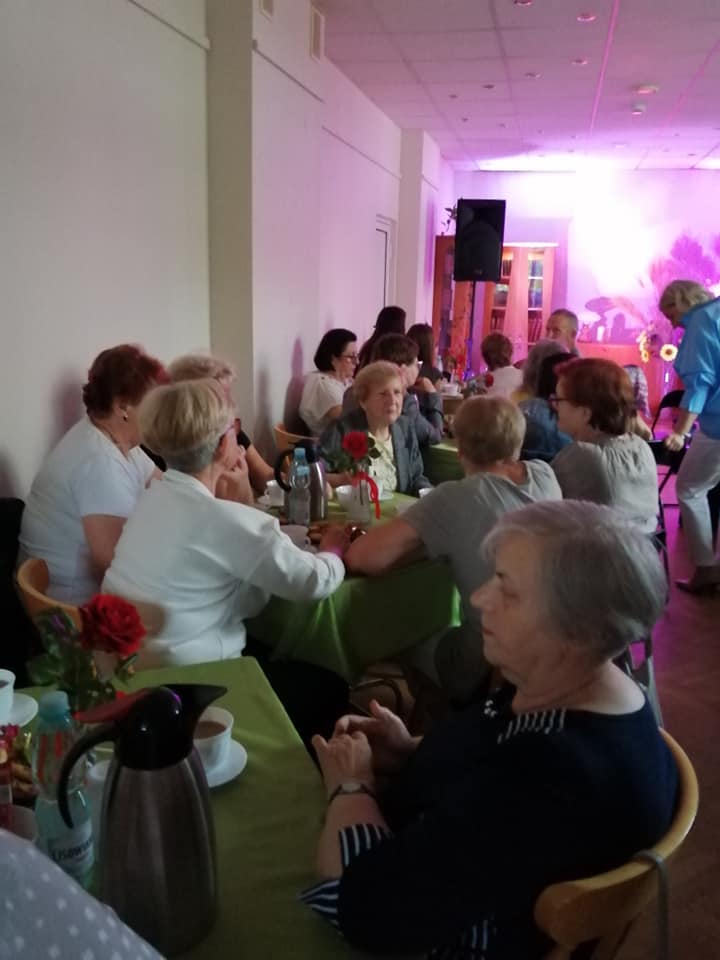 Grupa ludzi siedząca przy stoliku