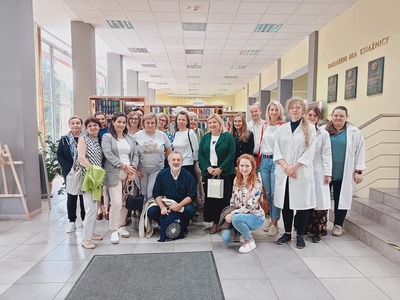 Bibliotekarze z powiatu na wspólnym zdjęciu w Książnicy kopernikańskiej